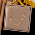 Elegante goldene Kette mit Wassertropfen-Anhängern auf grauer Schmuckschatulle - Gold Tropfenstil (QYH402)