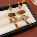 Macro di orecchini etnici in legno con nappine, occhio di tigre e dettagli dorati - Perno per orecchini in argento - Caffè