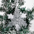 Dettaglio di fiocco di neve in acrilico da 13cm con glitter su un ramo di albero di Natale - Fiocco di Neve in Cristallo Modello C