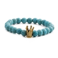 Detailansicht der 8mm facettierten Türkisperlen und goldenen Krone am Perlenarmband - Blauer Türkis