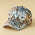 Dettaglio della scritta LOVE con strass e finiture in perle sul cappellino in pizzo - Cachi Scuro