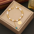 Bracciale di perle con ciondolo moneta d'oro e malocchio con finitura dorata - Bracciale