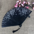 Abanico plegable japonés negro clásico con flores de cerezo, mariposas y una borla negra fina - No.29 Negro Flor de Cerezo Mariposa