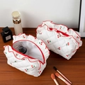 Set di borse per cosmetici trapuntate con stampa ciliegie e volant rossi - Grande / Ciliegia Bianca (Con Bordo con Volant Rosso)