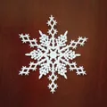 Fiocco di neve bianco da 10cm in plastica con design traforato per decoro natalizio - Punta a Sei Lati / Bianco