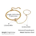 Detailansicht Gold-Edelstahl-Fingerschmuck mit weißem Zirkon und drei Diamanten Anhängern - Goldener Mehrlagiger Zirkonia Stil (YYB025063)