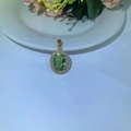 Pendentif en pierre verte ovale avec plaquage or et halo de zircons cubiques brillants - Pendentif Seul (Sans Chaîne) / Ovale Vert Pomme