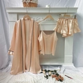 Dreiteiliges Pyjama-Set aus champagnerfarbenem Satin mit Morgenmantel und Shorts - S / Champagner