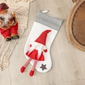 Weißer Weihnachtsstrumpf mit grauem Strickbund und rotem Wichtel auf Holzboden - Weiß