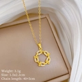 Detailopname van een vergulde micro-pave ketting inclusief gewicht en afmetingsgegevens - J121 Roterende Cirkel Ketting (J121 Ketting Titanium Stalen Ketting Koperen Micro-ingelegde Hanger)