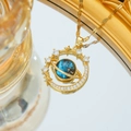 Collar dorado de Saturno con cuenta de galaxia azul e incrustaciones de circón - Anillo de Saturno Hueco con Esfera Galaxia (C532 Dorado)