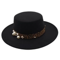 Dettaglio cappello in feltro nero con fascia leopardata decorata con perle e accento floreale - Nero