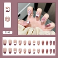Détail de faux ongles rose dégradé avec nœuds 3D blancs et motifs floraux - Cristal de Taro (Z392)