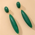 Detalle de pendientes colgantes vintage verde esmeralda en resina con piezas doradas - Pin de Plata - Estilo Gota de Agua Verde / Verde