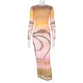 Detailopname van mesh jurk met zonsondergang print en lange mouwen in detail - S / Geel & Paars