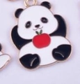 Pendentif panda en émail avec pomme rouge et bords dorés pour création de bijoux DIY - Panda avec une Pomme Rouge
