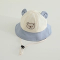 Dettaglio cappello sole neonato con ricamo orso, tesa blu e laccetto regolabile - 48-50cm (1-2 anni) / Orso Blu