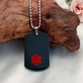 Collana con piastrina medica nera e simbolo Stella della Vita rosso su catena - Targhetta in Lacca Nera e Rossa (Senza Catena)