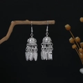 Orecchini etnici Miao in argento con lunghe nappe e intagli dettagliati su fondo scuro - Nappa a Cupola Traforata (E3780) / Argento