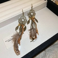 Detalle de pendientes atrapasueños bohemios con malla de bronce, cuentas y plumas marrones - Pendientes Colgantes Diente Pluma Metal Malla Atrapasueños (3#)