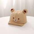 Détail chapeau bébé avec broderie ours et oreilles 3D sur une table blanche - 48cm (6 Mois-2 Ans) / Casquette plate / Ours Khaki