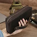Portafoglio lungo da uomo vintage in pelle marrone scuro con cerniera metallica e cinturino - Modello Pochette Lunga / 2061 Crazy Horse Caffè