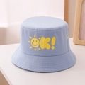 Dettaglio cappello sole in tela azzurra con stampa OK smiley e cuciture rinforzate sui bordi - Azzurro / 52cm (2-5 Anni)