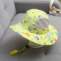 Cappello da sole giallo per bambini con stampe di dinosauri e cordino con fischietto - 50-53cm (2-6 Anni) / Dinosauro Giallo (Cappello a Secchiello in Mesh)