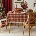 Mantel navideño de cuadros con copos de nieve y pompones en un ambiente festivo acogedor - 140*260cm / Cuadros de Bolas de Copos de Nieve Rojos