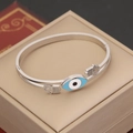 Silbernes Edelstahl-Armreif mit bösem Blick und Hamsa-Hand auf Schmuckschatulle - Hamsa Hand & Teufelsauge Stil(4#)