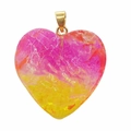 Dettaglio del ciondolo a cuore in cristallo sfumato rosa e giallo con chiusura dorata - Magenta/Giallo