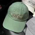 Dettaglio del cappellino verde con ricamo a forma di orso e motivi di scritte trendy - Verde