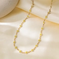 Collar de margarita con cadena dorada y pétalos blancos y amarillos en tela seda - Collar de Margaritas Blancas - Dorado