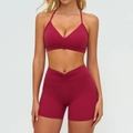 Ensemble de yoga bordeaux pour femme avec brassière col V et short de sport taille haute - S / Soutien-gorge 9313-1 + Short 9313 - Rouge Cerise