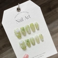 Unghie finte a bara fatte a mano con sfumatura verde, camelia 3D e decori a farfalla - Extra Piccolo (XS) / Bara Corta - Foresta di Smeraldo