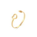 Detalle de un anillo abierto dorado minimalista con dos extremos en forma de corazón hueco - Anillo Abierto De Doble Corazón Hueco