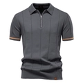 Dettaglio polo in maglia grigio scuro con scollo a zip e trama a costine verticali - S / Stile con collo a zip / grigio scuro