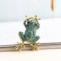 Spilla a forma di rana dorata con strass blu scintillanti e occhi in pietre nere - Blu Pavone