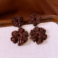 Dettaglio macro di orecchini vintage a fiore intrecciato marrone con perle - Fiore Intrecciato in Rattan Marrone (31# Perno in Argento)