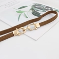 Sottile cintura elastica marrone da donna con elegante fibbia a ferro di cavallo dorata - 75cm / Cammello
