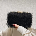 Détail macro de la pochette de soirée à franges noires avec fermoir doré et chaîne - Noir