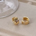 Elegantes pendientes de aro dorados con una piedra de circonita central en forma de corazón - Dorado