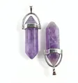 Zwei sechseckige lila Amethyst-Kristallanhänger in Kugelform mit silbernen Metallverschlüssen - Anhänger mit Halskette / Amethyst