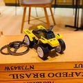 Gele en zwarte Wild ATV motorfiets sleutelhanger met metalen ring op houten doos - Strandmotorfiets ATV - Geel