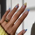 Blauwe French manicure plaknagels met bloemenpatroon in lange amandelvorm - Blauwe Franse Bloemenstijl (JP1479)