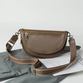 Borsa a tracolla a mezzaluna in pelle PU marrone con ampia tracolla a righe - Cachi