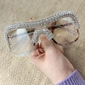 Überdimensionale klare Strass-Sonnenbrille mit Schildrahmen und kristallbesetztem Oberrand - Silberrahmen Hellquecksilber Gläser
