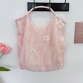 Détail d'un sac en tulle rose avec broderies florales blanches et anses rondes - Rose Marguerite Ondulation de l'Eau