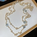 Dettaglio della collana di perle francesi e opale su un vassoio dorato elegante - Collana - Oro - Bianco
