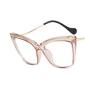 Cat-Eye Brille in transparentem Teebraun mit goldnen Metallakzenten und schwarzen Bügeln - Transparent Tee Weiße Linse